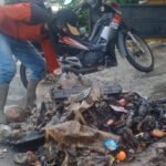 Foto: Pembersihan timbunan sampah di selokan (Sumber: rembangkab)