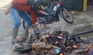 Foto: Pembersihan timbunan sampah di selokan (Sumber: rembangkab)