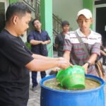 Foto: Pembuatan Pupuk Genderuwo (Sumber: rembangkab)