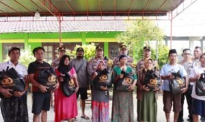 Foto: Penyaluran bantuan logistik pada korban banjir Demak (Sumber: polres rembang)