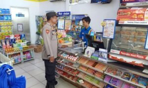 Foto: Patroli di Minimarket Dilakukan untuk Cegah Kriminalitas Saat Ramadan (Sumber: polres rembang)
