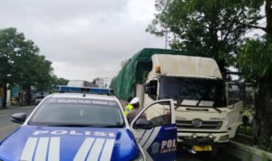 Foto: Polisi Tertibkan Truk yang Parkir Liar di Jalan Gajah Mada Rembang (polres rembang)