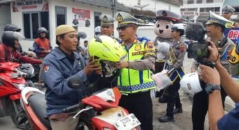 Polres Rembang Bagi Helm Gratis dalam Operasi Keselamatan Candi 2024