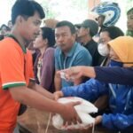 Foto: Penyaluran Subsidi Pangan Rembang Diserbu Warga (Sumber: rembangkab)