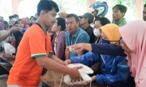 Foto: Penyaluran Subsidi Pangan Rembang Diserbu Warga (Sumber: rembangkab)