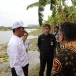 Foto: Sekretaris Daerah Provinsi Jawa Tengah, Sumarno mendampingi Menteri Pertanian RI Andi Amran Sulaiman, meninjau sawah terdampak banjir di Desa Bringin, Kecamatan Godong, Kabupaten Grobogan (Sumber: jatengprov)