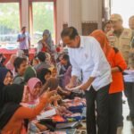 Foto: Jokowi saat kunjungi korban banjir (Sumber: jatengprov)