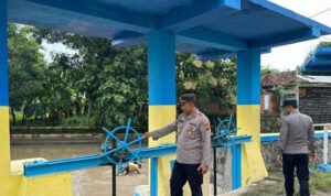 Foto: Pantau Debit Air Sungai, Jajaran Polres Rembang Imbau Warga Waspada (sumber: polres rembang)