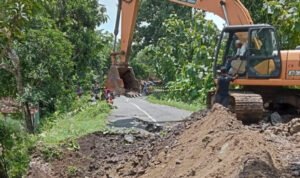 Foto: Perbaikan jalan amblas Desa Kajar menuju Lasem (Sumber: rembangkab)