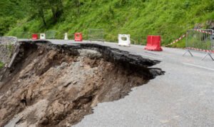 Foto: Ilustrasi jalan ambrol (Sumber: istock)