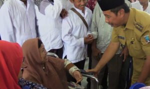 Foto: Bupati Rembang saat berdialog dengan calon jemaah haji (Sumber: rembangkab)