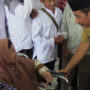 Foto: Bupati Rembang saat berdialog dengan calon jemaah haji (Sumber: rembangkab)