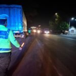Foto: Banyak Sopir Truk yang Parkir Liar di Bahu Jalan, Polisi Beri Teguran (Sumber: polres rembang)
