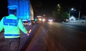 Foto: Banyak Sopir Truk yang Parkir Liar di Bahu Jalan, Polisi Beri Teguran (Sumber: polres rembang)