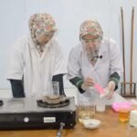 Foto: Salah satu guru SMPN 3 Lasem saat mengolah mawar menjadi sabun (Sumber: rembangkab)