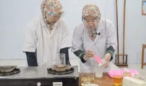 Foto: Salah satu guru SMPN 3 Lasem saat mengolah mawar menjadi sabun (Sumber: rembangkab)
