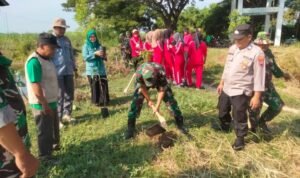 Atasi Pemanasan Global, Aksi Penanaman Pohon Dilakukan di Embong Desa Dresi Wetan
