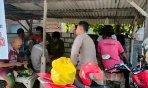 Foto: Polsek Sarang Rutin Lakukan Gerakan Jumat Berkah/ polres rembang