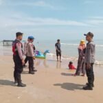 Foto: patroli di Pantai Karangjahe (Sumber: polres rembang)