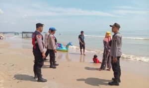 Foto: patroli di Pantai Karangjahe (Sumber: polres rembang)