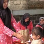 Foto: pemberian makanan tambahan (Sumber: rembangkab)