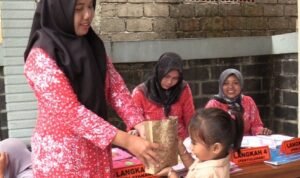 Foto: pemberian makanan tambahan (Sumber: rembangkab)