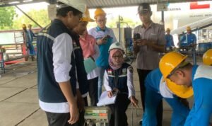 Foto: Antisipasi Kecurangan, Dindagkop UKM Rembang Lakukan Pengawasan Pengisian LPG 3 Kilogram (Sumber: rembangkab)