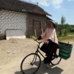 Foto: Surini (68), pedagang sayur keliling asal Desa Ngotet, Kecamatan Rembang (Sumber: rembangkab)
