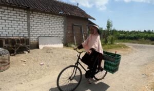 Foto: Surini (68), pedagang sayur keliling asal Desa Ngotet, Kecamatan Rembang (Sumber: rembangkab)