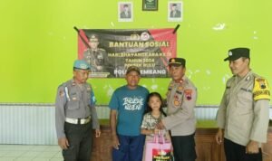 Jajaran Polres Rembang Salurkan Bansos di Desa Jukung Bulu Rembang