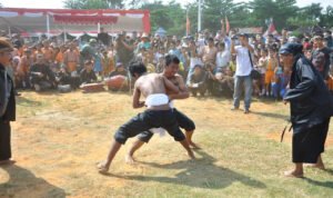 Foto: Mengenal Tradisi Gulat Pathol Rembang (Sumber: visit jateng)