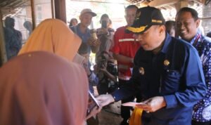 Foto: saat penyerahan bantuan pada korban kecelakaan (Sumber: jatengprov)