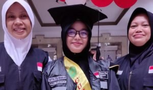 Foto: Petugas Haji Asal Rembang Jalani Wisuda Saat Bertugas (Sumber: rembangkab)