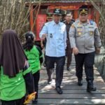 Foto: Wisata Jembatan Merah Hutan Mangrove Rembang (Sumber: rembangkab)