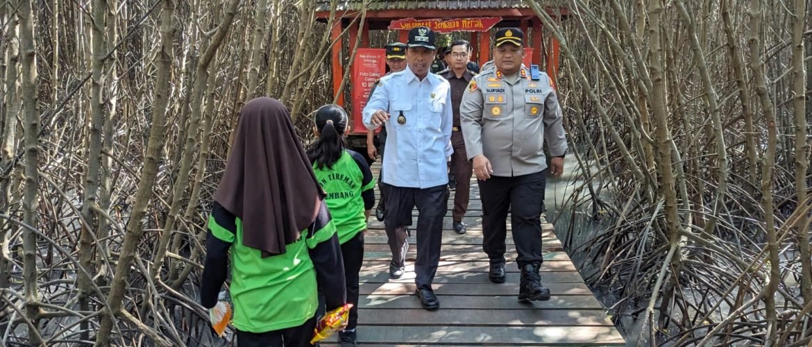 Foto: Wisata Jembatan Merah Hutan Mangrove Rembang (Sumber: rembangkab)