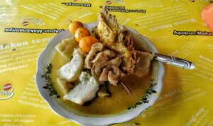 Lontong Tuyuhan Rembang yang Melegenda/visit jateng Lontong Tuyuhan Rembang yang Melegenda/visit jateng