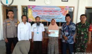 Foto: Penyaluran BLT DD di Desa Jurangjero Sasar 22 KK (Sumber: polres rembang)