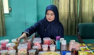 Foto: Pengujian sampel makanan dan terasi (Sumber: rembangkab)