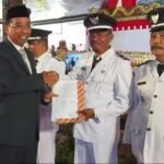 Foto: Penyerahan SK Perpanjangan Masa Jabatan Kades (Sumber: Jatengprov)