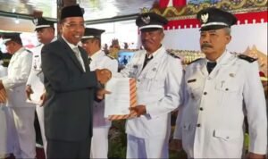 Foto: Penyerahan SK Perpanjangan Masa Jabatan Kades (Sumber: Jatengprov)