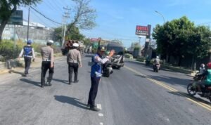 Foto: Polisi dan Dishub Tertibkan Parkir Liar di Jalan Pantura Gajah Mada Rembang / polres rembang
