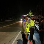 Satlantas Tertibkan Truk yang Parkir di Bahu Jalan
