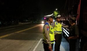 Satlantas Tertibkan Truk yang Parkir di Bahu Jalan Satlantas Tertibkan Truk yang Parkir di Bahu Jalan