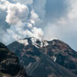 Ilustrasi gunung meletus/istock