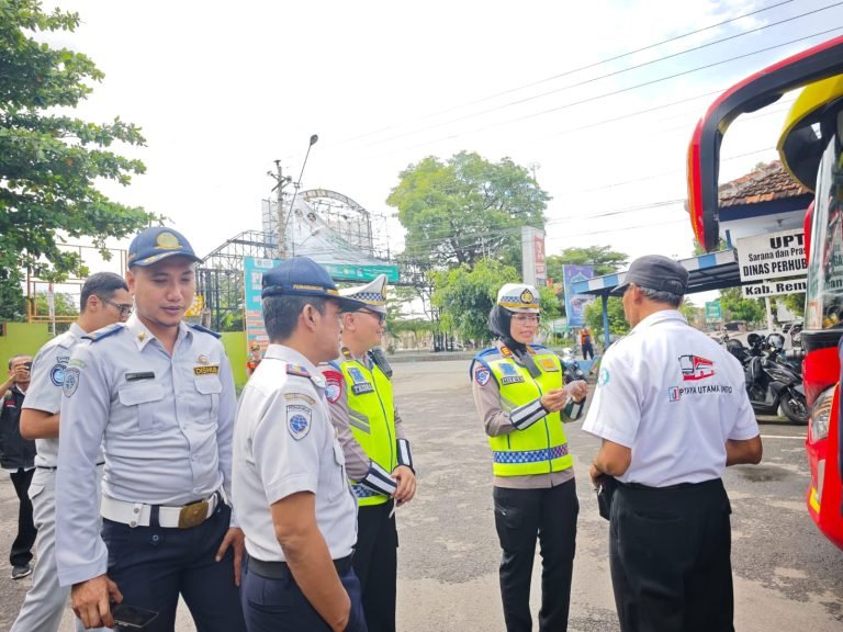 Satlantas Polres Rembang Gelar Ramp Check Kendaraan Pemudik /polres rembang