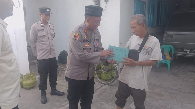 Penyerahan santuan kepada korban pencurian gas lpg/polres rembang