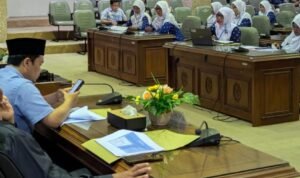 Audiensi guru non formal di ruang paripurna DPRD/rembangkab