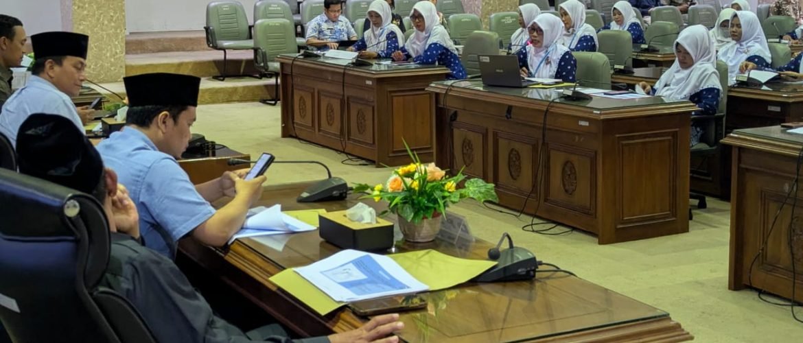 Audiensi guru non formal di ruang paripurna DPRD/rembangkab