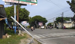 Tiang Lampu Merah Pertigaan Clangapan Rembang Ambruk