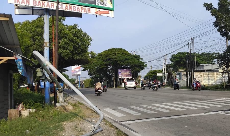 Tiang Lampu Merah Pertigaan Clangapan Rembang Ambruk